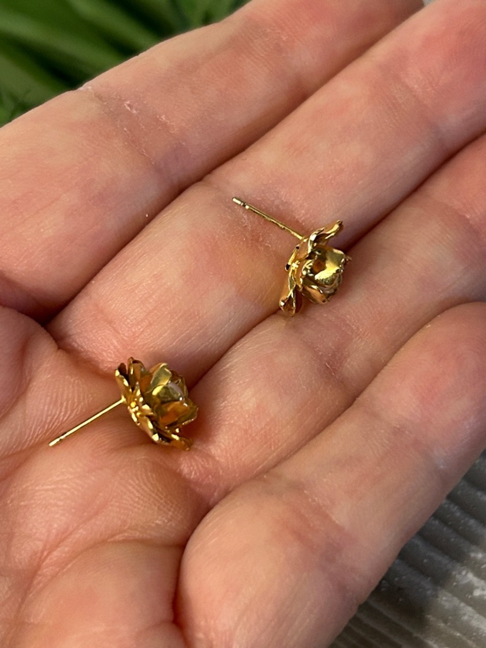 pearl flower post earrings delicate goldtone petals - Picture 2 of 4